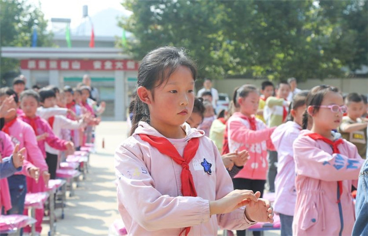 愛心書包丨情暖莘莘學子